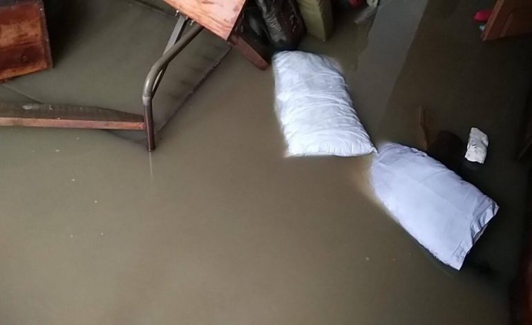 Përmbytjet në Durrës/ Familja e varfër në zonën e ish-Kënetës e kalon natën nën ujë (VIDEO)