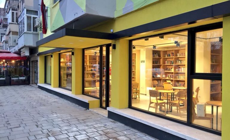 Një bibliotekë kaq të bukur e gjen në Tiranë