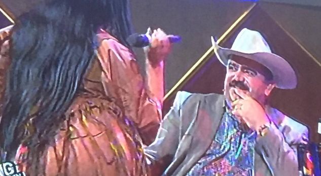 Kallashi e provokoi me kërcim sexy, Kaubojsi e fton në parti