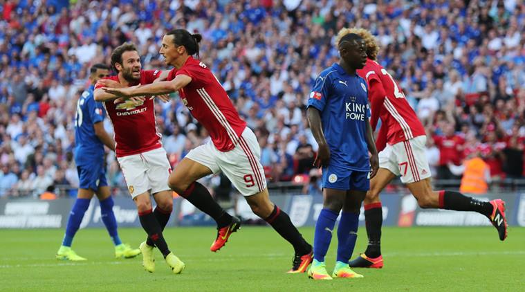FOTO/ Leicester-Manchester United, publikohen formacionet zyrtare
