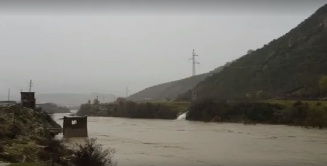 VIDEO/ Uji vërshon gjatë rrugës kryesore në Grykën e Këlcyrës, rrjedha e furishme kërcënon banorët e zonës