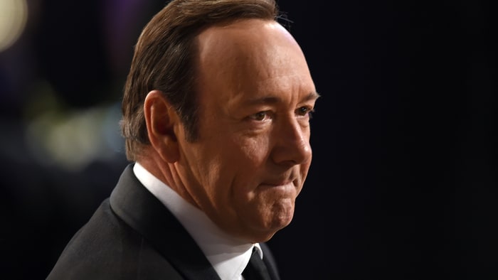Skandalet seksuale për aktorin Spacey nuk kanë të ndalur. Ish-anëtari i familjes mbretërore e akuzon për…