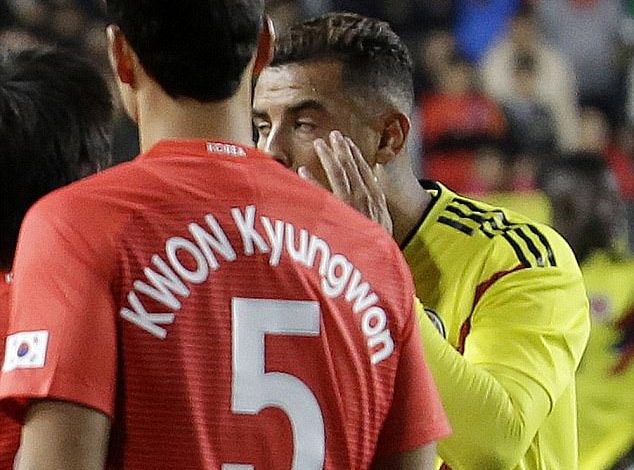 (FOTO) Lojtari i Kolumbisë humbet Botërorin, pezullohet nga FIFA për gjestin racist ndaj Koresë së Jugut