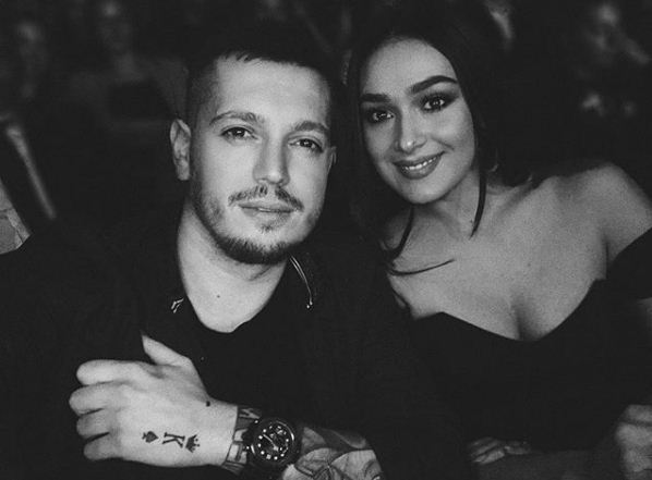 Klea dhe Elgiti nuk e fshehin më dashurinë…mbushin njëri-tjetrin me dedikime!