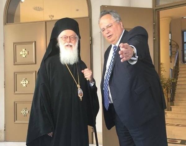 Shtetësia shqiptare e Janullatosit/ Kotzias: Ka kontribuar në forcimin e besimit mes dy popujve