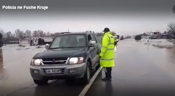 RRUGET ME UJE/ Në Fushë-Krujë qarkullojnë vetëm kamionët dhe fuoristradat