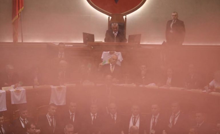 Akti i paprecedent/ PD dhe LSI, vjedhin kartat e deputetëve për të mos lejuar votimin për kryeprokurorin