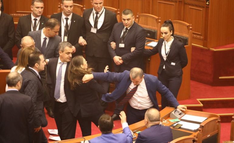 “Çmendet” Monika Kryemadhi, heq çizmet dhe qëllon Ramën në parlament (FOTO)