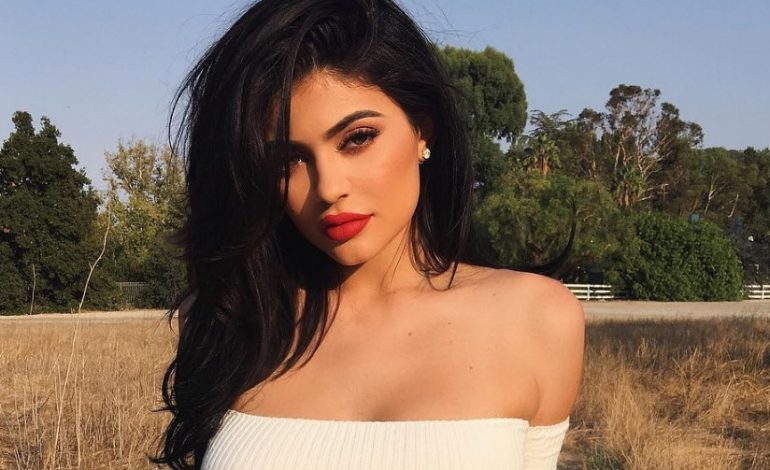 Kylie Jenner tregon pemën magjike të festave. Jo vetëm kaq, ajo “provokon” fansat me këtë veprim (Foto)