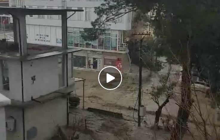 PËRMBYTJET NË LAÇ/ Shikoni videon sesi përfshihet nga uji një lagje e tërë