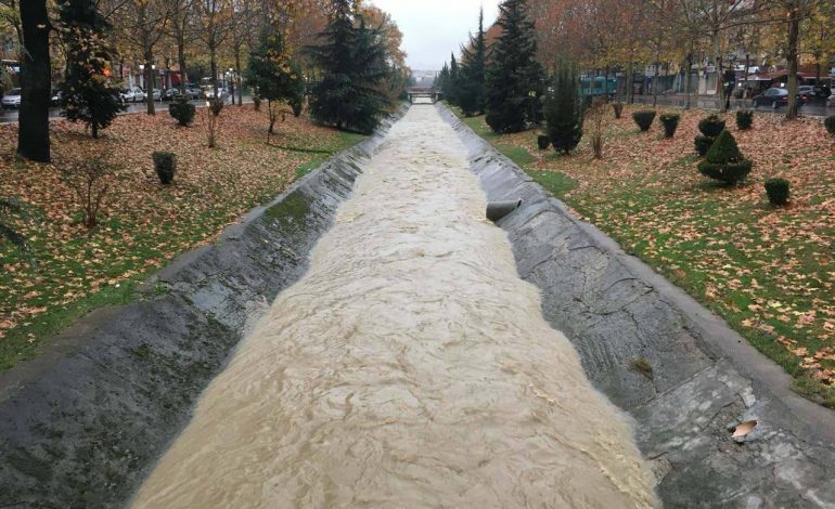 PËRKEQËSIMI I MOTIT/ Tiranë, lumi i Lanës rrezikon të dalë nga shtrati