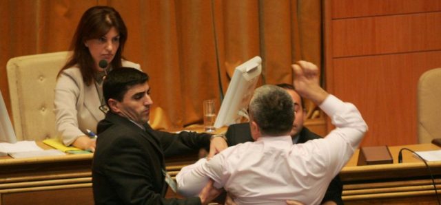 E PASKAN SI FAMILJE/ Edhe Meta para 11 vitesh si Mona kërcënonte dhe ulëriste në Parlament