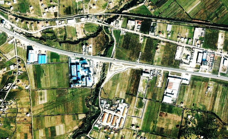 Përmbytjet në Qafë-Kashar, fotot e vitit 2003 dhe 2017, si e përpinë ndërtimet kaotike lumin