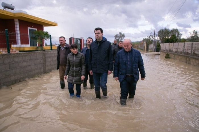 Basha publikon foto nga përmbytjet në Jug, por çuditërisht mungojnë akuzat për qeverinë