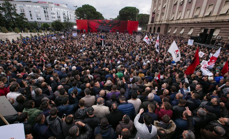 SHIFRAT/ Protesta kundër kryeprokurorit të përkohshëm, rrethet “shperngulen” në Tiranë