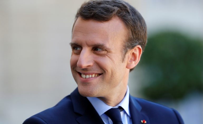 FRANCË/ Presidenti Emmanuel Macron ‘selfie’ me aktorin Schwarzenegger në dëgjesën për natyrën (FOTO)
