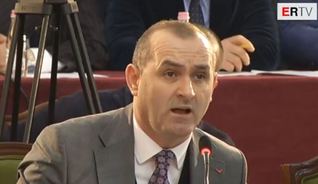 MESAZHET/ Ulsi Manja i kërkon të shkojë në mbledhje, Nasip Naço: Jam në bibliotekë, po lexoj “Kurbanin”…