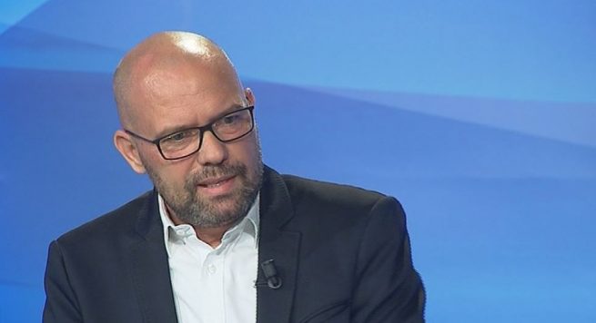Ylli Manjani ironizon ambasadorin Donald Lu: Paska dashur të bëhet astronaut, si lesh arapi…