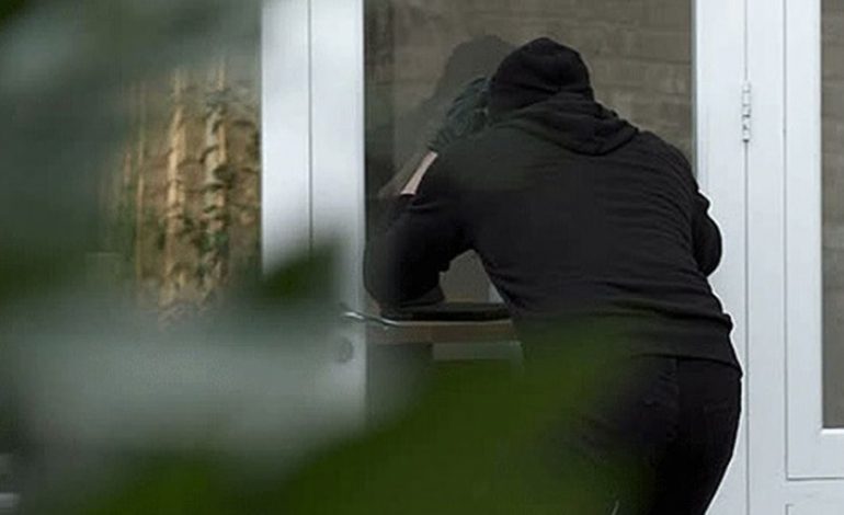 Tmerr në Delvinë, i moshuari invalid dhunohet barbarisht dhe më pas grabitet