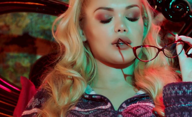 Eni Koçi poston një foto të ‘nxehtë’ dhe pyet “A keni ftohtë”? (Foto)
