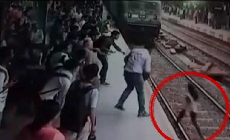 VIDEOJA TRONDITËSE/ 25-vjeçaren e shtyjnë në shina, e shtyp treni (Pamje të rënda)