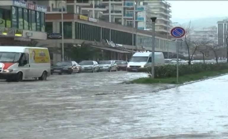 Orë të tëra në ujë. Shihni si nxirret nga ushtria furgoni në Fier (Video)