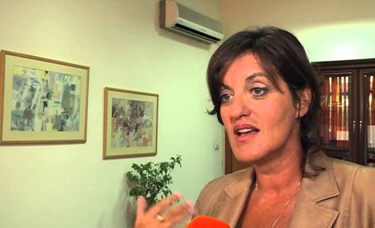 RITA PETRO godet sërish. Publikohet poezia për inçestin me vëllain që ka trazuar rrjetin