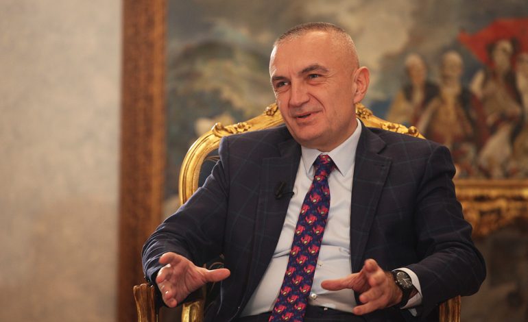 Ilir Meta poston një FOTO si “pensionist” nga kafja e lagjes, duke lexuar shtypin e ditës