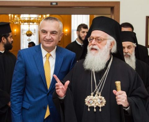 Meta i dha shtetësinë shqiptare, Janullatos e falënderon gjatë meshës dhe bën një krahasim