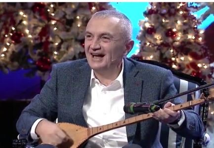 VIDEO/ Presidenti Meta heq kostumin zyrtar, këndon me çifteli