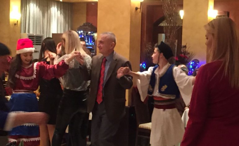 Video/ Meta ia merr valles shtruar te darka e Vitit të Ri e Kryegjyshit të Bektashinjve