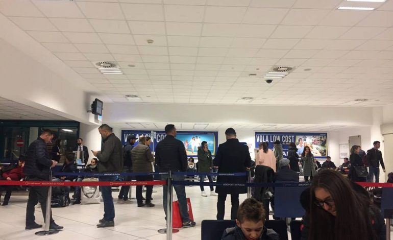 Ja si po presin në Itali udhëtarët shqiptarë të bllokuar në aeroport, për tu rinisur në Shqipëri