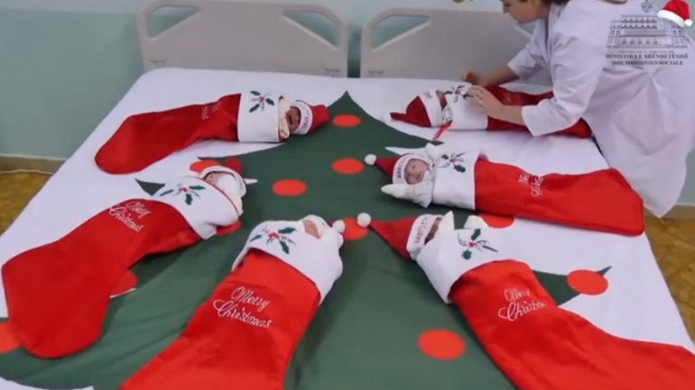 Kartolina më e bukur, shihni çfarë u ka ndodhur fëmijëve të porsalindur në Tiranë (VIDEO)