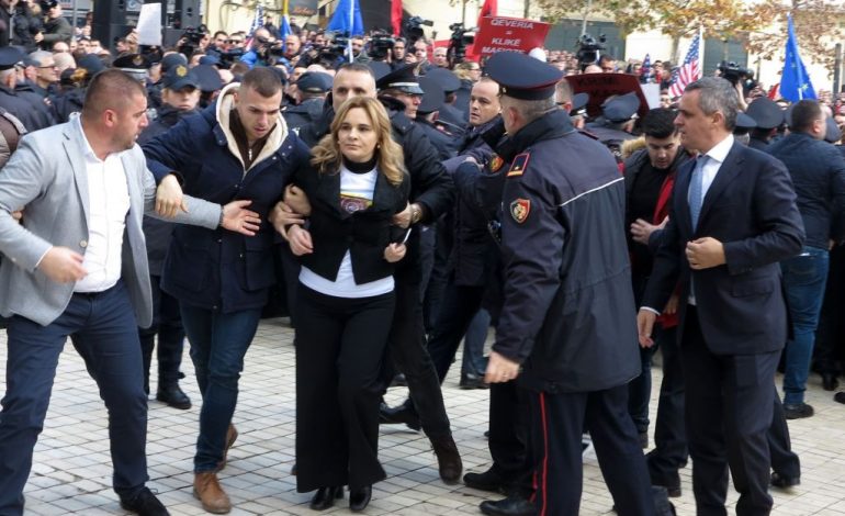 FOTOT e reja: Si e mbërthejnë Monikën militantët dhe përplasjet e deputetëve të PD me policinë