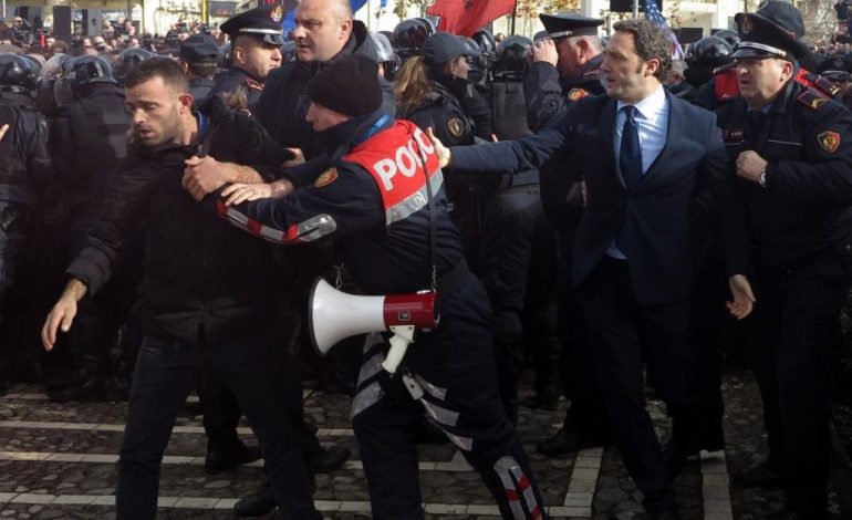 Debati me dyer të mbyllura PD-LSI, bie propozimi i Berishës për djegien e mandateve
