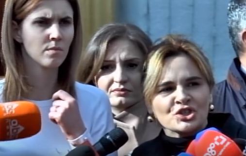 VIDEO/ Momenti kur turma i hidhet përsipër kryetares së LSI Monika Kryemadhit