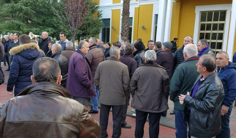 Merr fund pritja dhe ankthi, Naftëtarët marrin pagesën