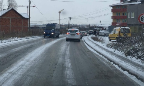 Bllokohet aksi Qafë Kashar – Rinas nga ngricat, njoftohet devijimi i qarkullimit të mjeteve