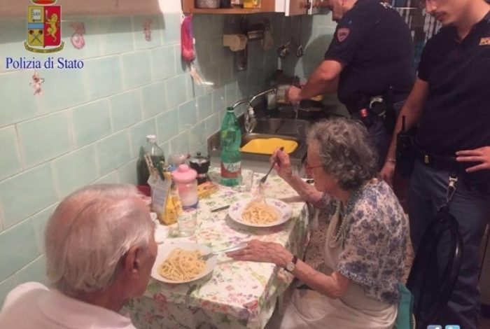 FOTO/ Policia kontroll në shtëpinë e dy të moshuarve, ajo që gjejnë do iu thyej zemrën