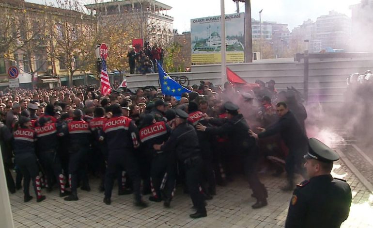 Flet deputeti i parë socialist që s’i dha votën Arta Markut: Monika Kryemadhi ma mori kartën dhe…