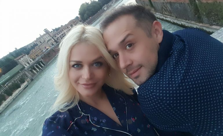 Burrë e grua mish e thua. Turi dhe Orinda shkëmbejnë edhe rrobat (Foto)