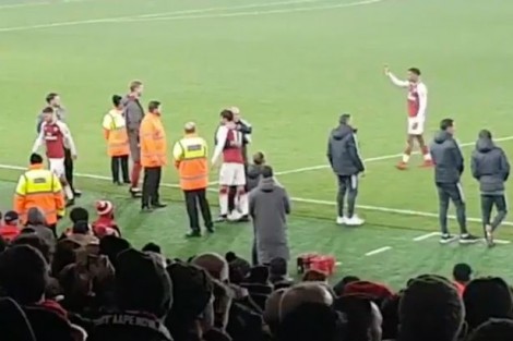 Tërbohen tifozët e Arsenal, Ozil filmohet duke u përqafuar me trajnerët e Mançesterit (VIDEO)