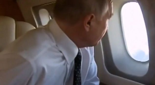 Diçka e çuditshme ndodh me Putin kur sheh nga dritarja e avionit të tij (VIDEO)