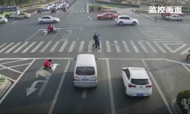 I erdhi në "majë të hundës" nga trafiku, i riu vizaton sipas qejfit shenjat rrugore (VIDEO)