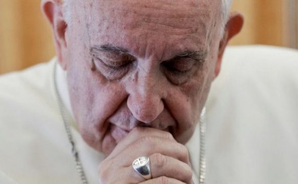 Nuk kishte ndodhur më parë. Papa kërkon të ndryshohet përkthimi i frazës për joshjen në Lutjen e Zotit