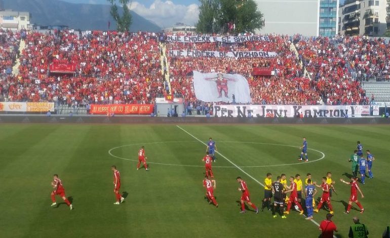 TENSIONET/ Guerrilsat godasin policët, Partizani-Teuta starton me 10 minuta vonesë (VIDEO)