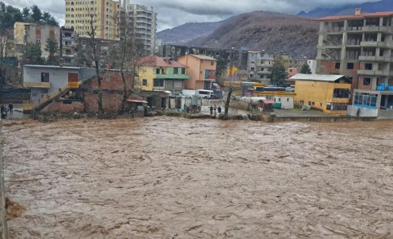 Video/ Përmbytja sjell… gjarprin 2 metra në Fushë-Krujë, tmerrohen banorët