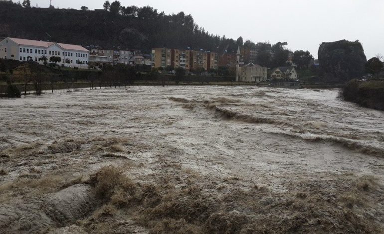 Përmbytjet/ Kryeministria apel qytetarëve: Shmangni udhëtimet në zonat e prekura