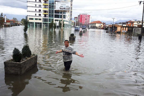 Situata në Durrës/ Katet e para të banesave nën ujë, evakuuohen 5 familje që ishin në rrezik