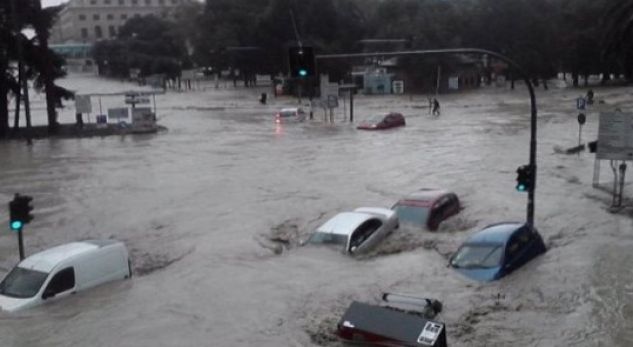 PËRKEQËSIMI I MOTIT/ Durrës, shikoni çfarë u ka bërë uji banesave (VIDEO)
